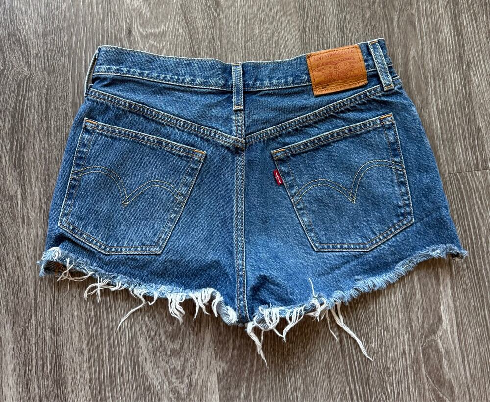 Levi’s 501 Premium Jean Shorts Fray Hem Sz 28 2” Inseam Button Fly EUC